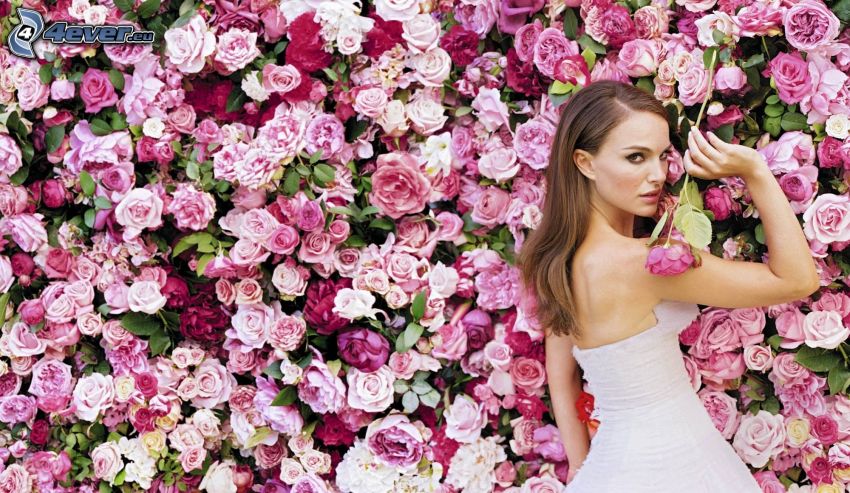Natalie Portman, fehér ruha, rózsák