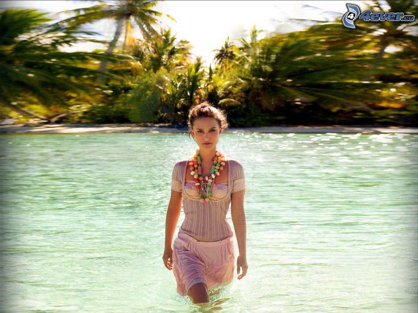 Natalie Portman, nő a vízben, folyó, pálmafák