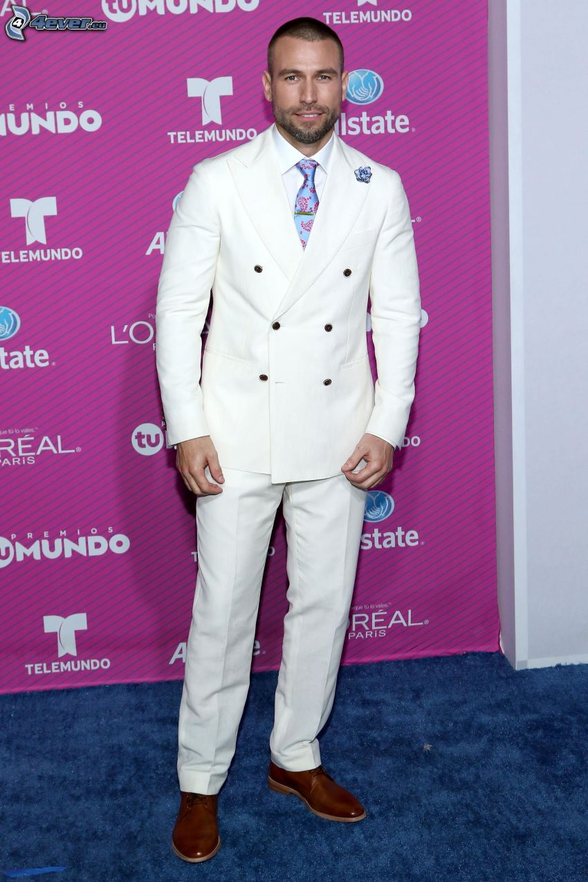Rafael Amaya, fehér öltöny