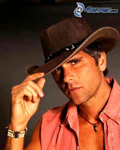 Santiago Ganipa, színész, kalap