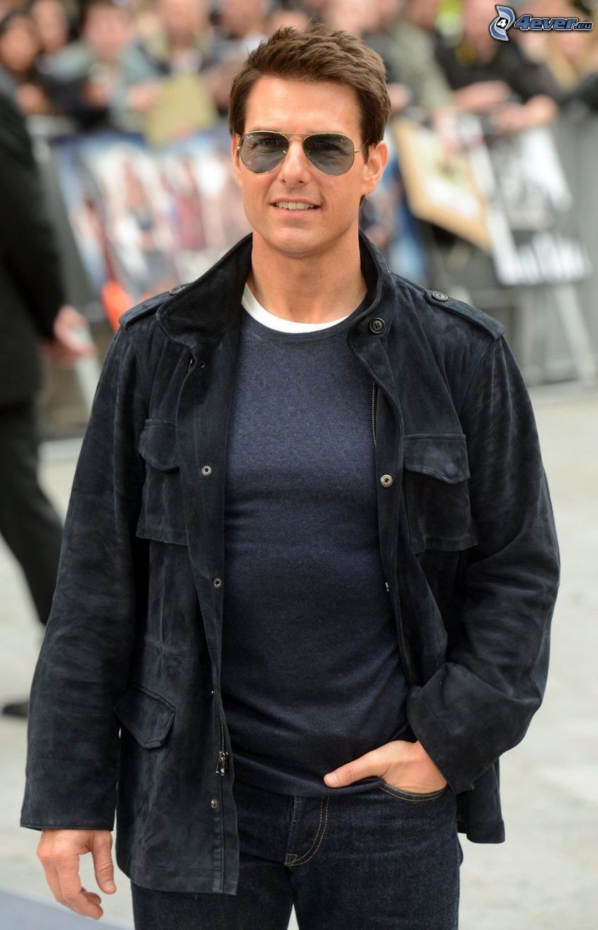 Tom Cruise, férfi szemüvegben, kabát