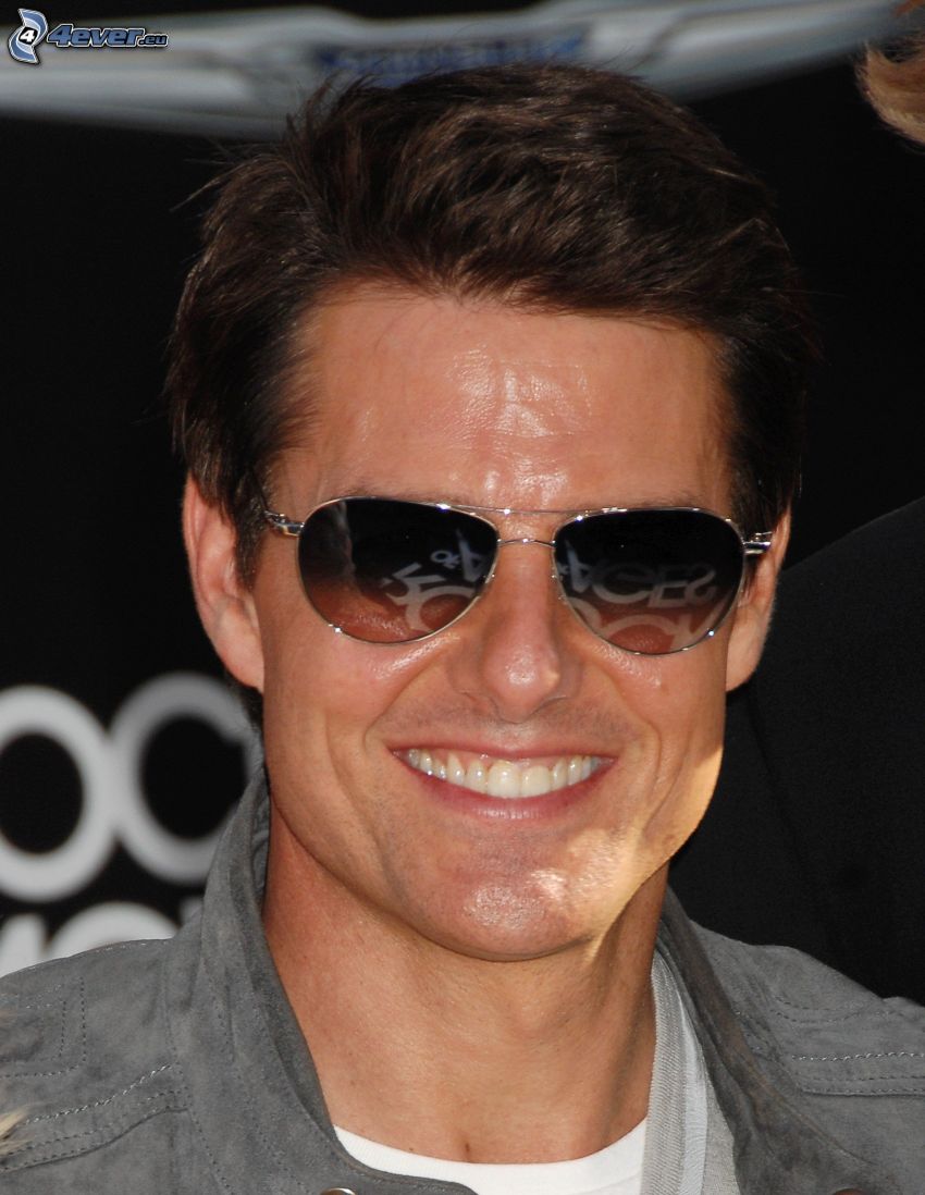 Tom Cruise, férfi szemüvegben, mosoly
