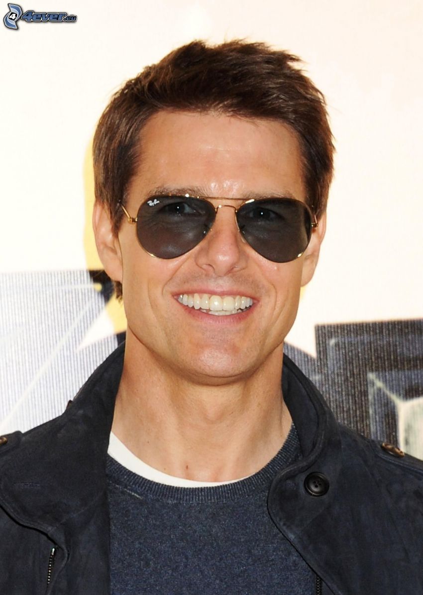 Tom Cruise, férfi szemüvegben, mosoly