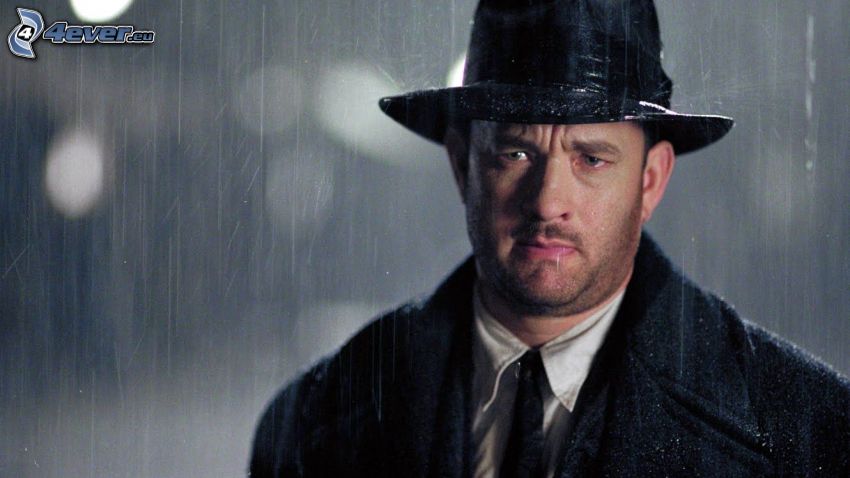 Tom Hanks, férfi kalapban, eső