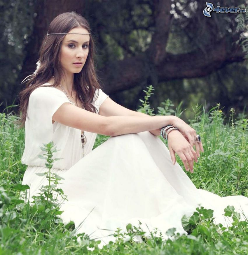 Troian Bellisario, fehér ruha, lány a fűben