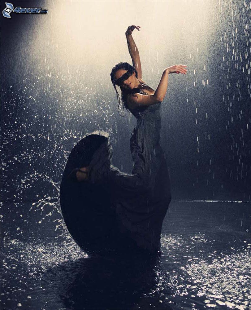 tánc az esőben, fekete ruha, nedves nő
