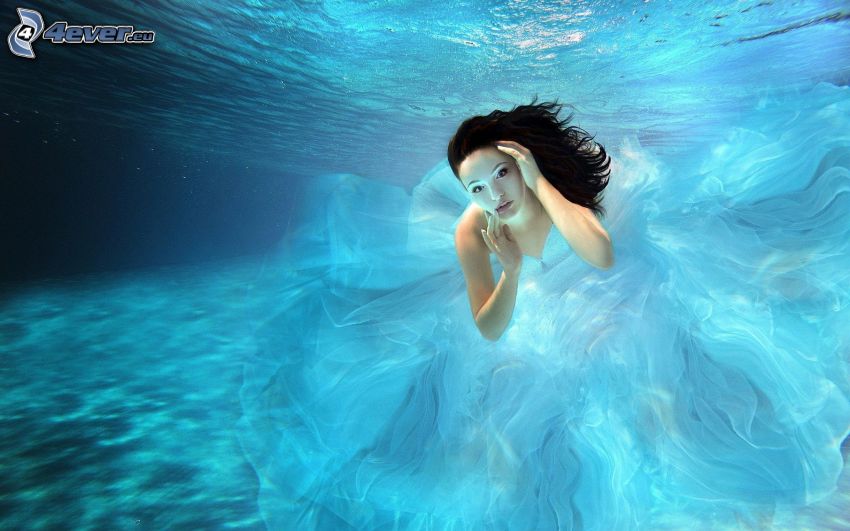 úszás víz alatt, nő