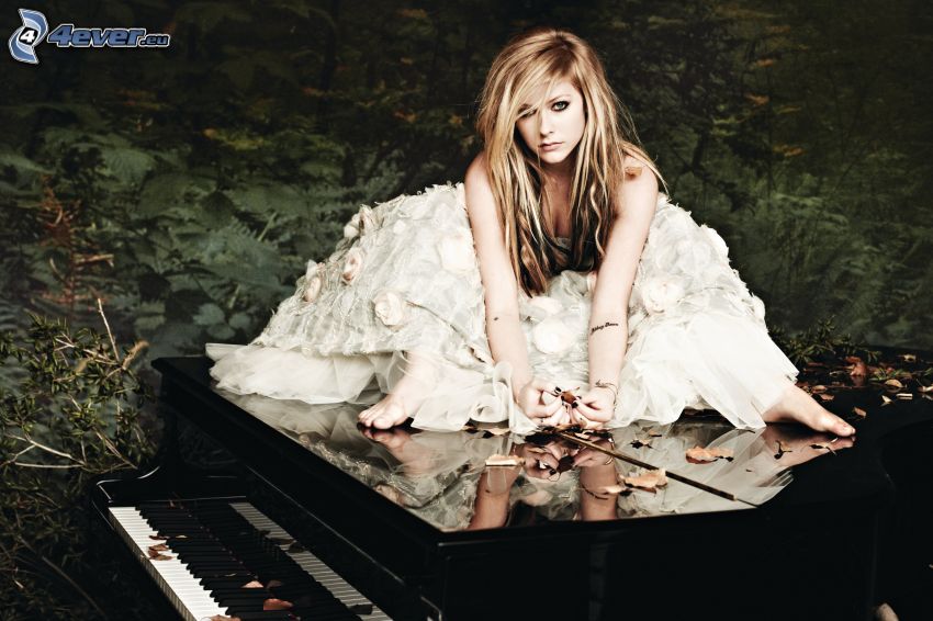 Avril Lavigne, fehér ruha, zongora