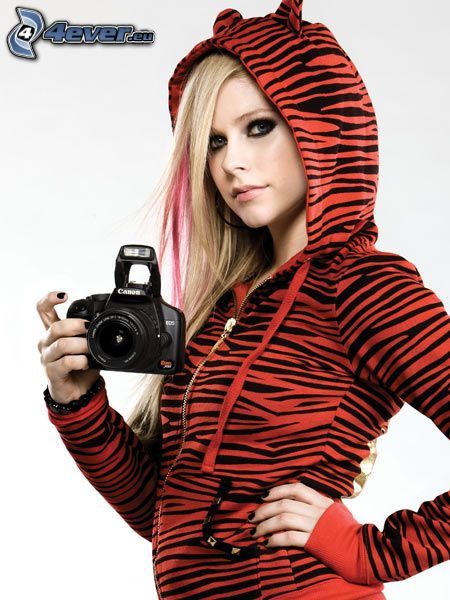 Avril Lavigne, fényképezőgép, fülek, pulóver