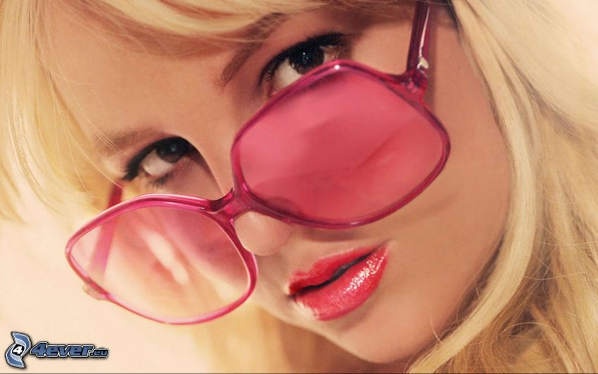 Britney Spears, nő szemüvegben