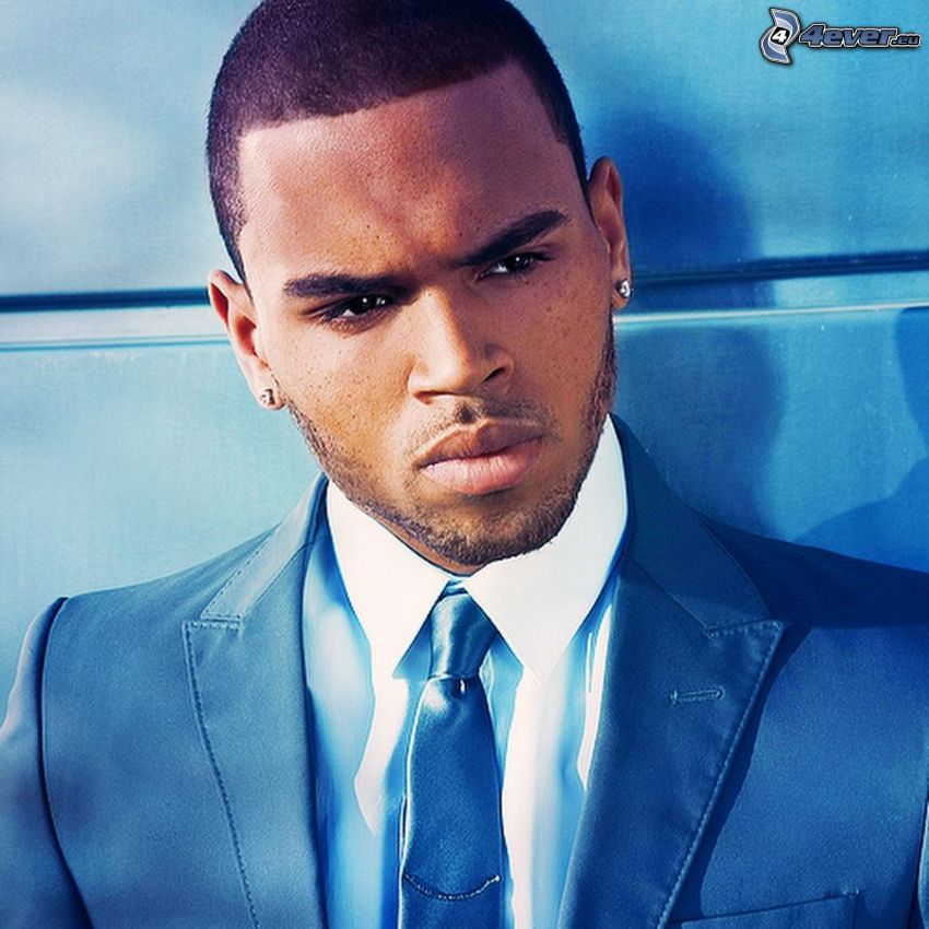 Chris Brown, férfi öltönyben
