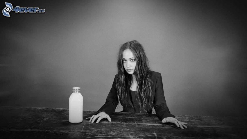 Fiona Apple, zakó, tej, fekete-fehér kép