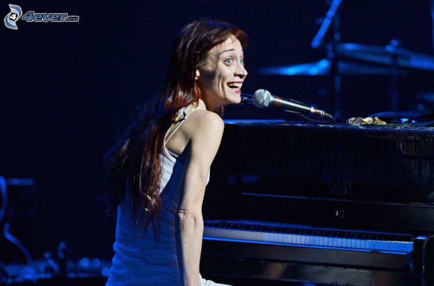 Fiona Apple, zongora, éneklés, nevetés