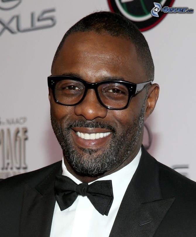 Idris Elba, férfi szemüvegben, mosoly