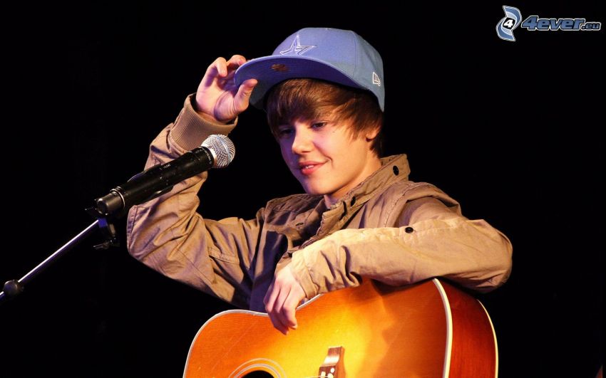 Justin Bieber, mikrofon, gitár, sildes sapka