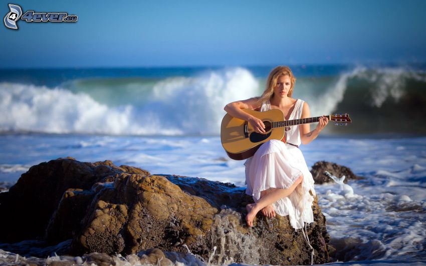 lány gitárral, sziklás tengerpart, hullám