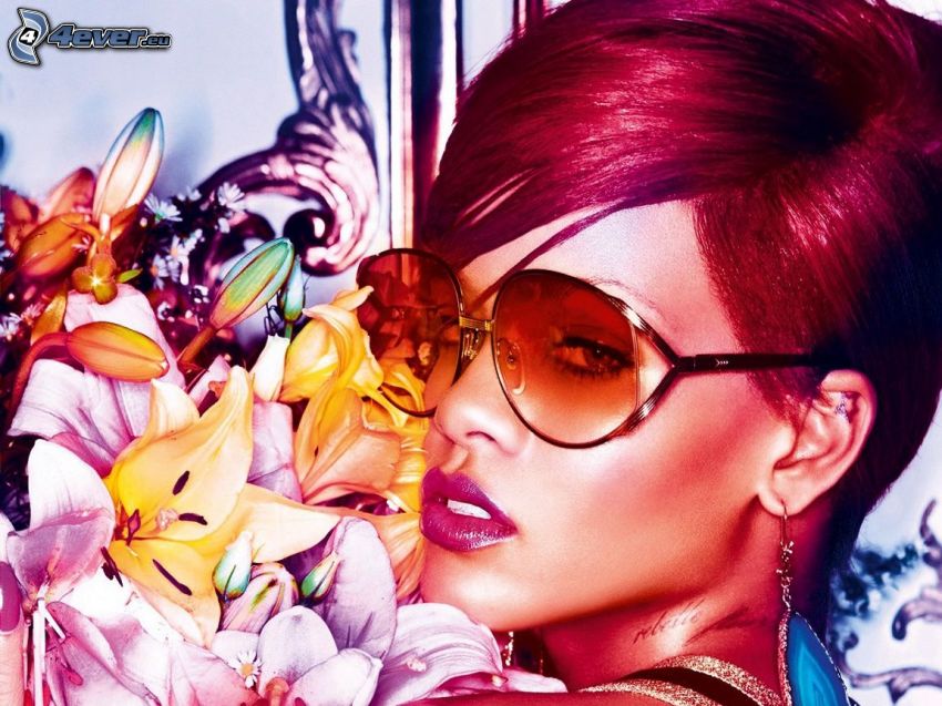 Rihanna, liliomok, vörös haj, napszemüveg
