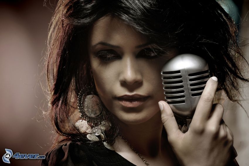 Yasmin Levy, énekesnő, mikrofon