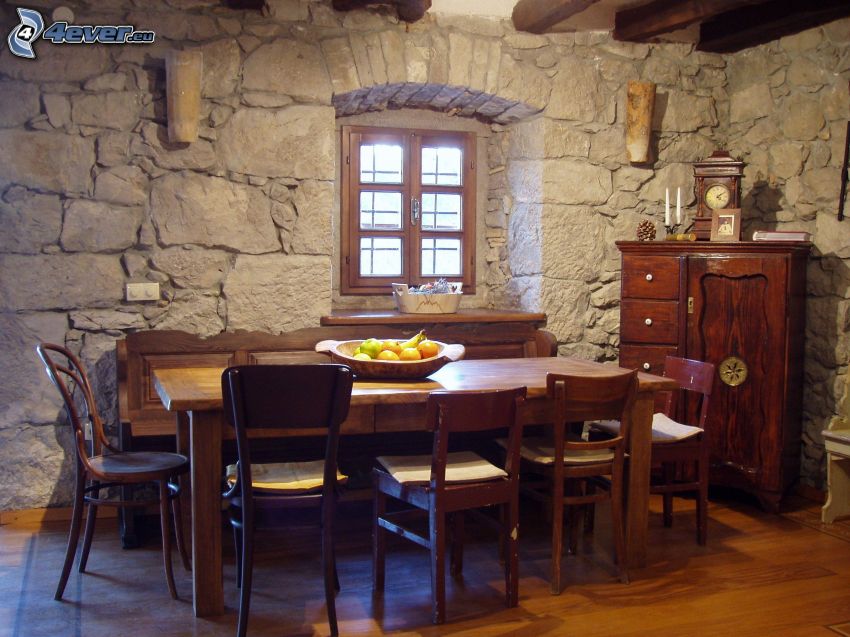 asztal, székek, kőfal, ablak