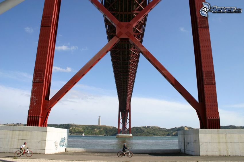 25 de Abril Bridge, a híd alatt, kereszt, kerékpárosok