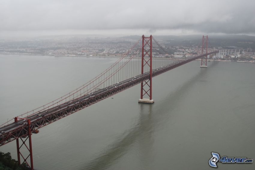 25 de Abril Bridge, Lisszabon, köd, sötét felhők