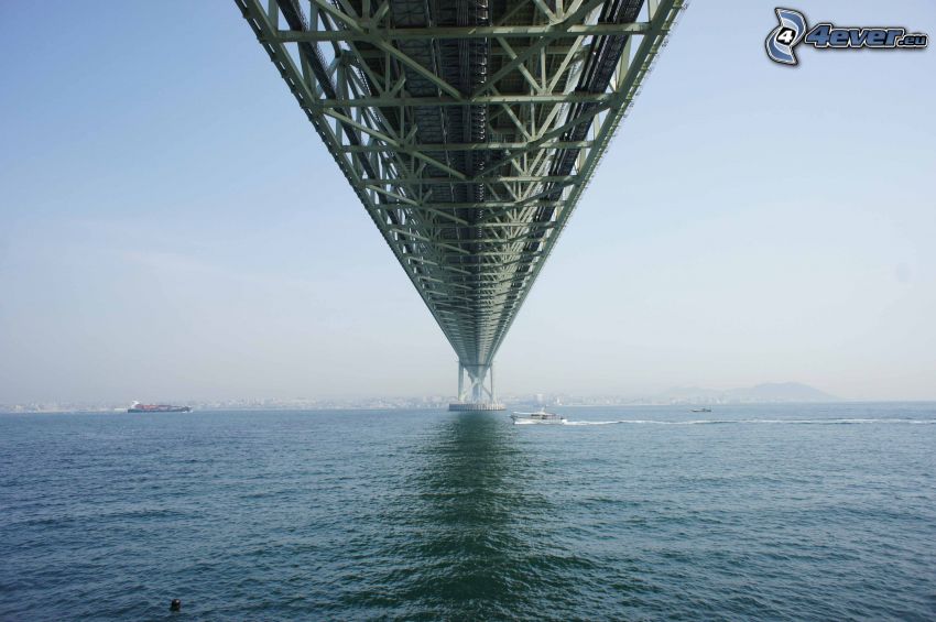 Akashi Kaikyo Bridge, a híd alatt