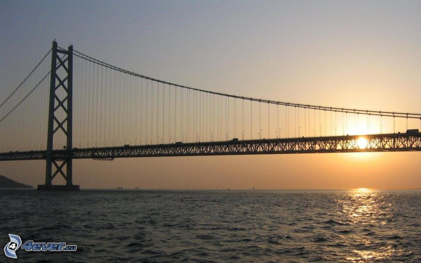 Akashi Kaikyo Bridge, naplemente a tenger fölött