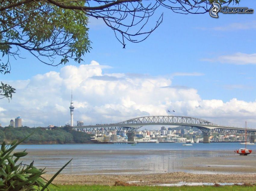 Auckland Harbour Bridge, felhők, strand