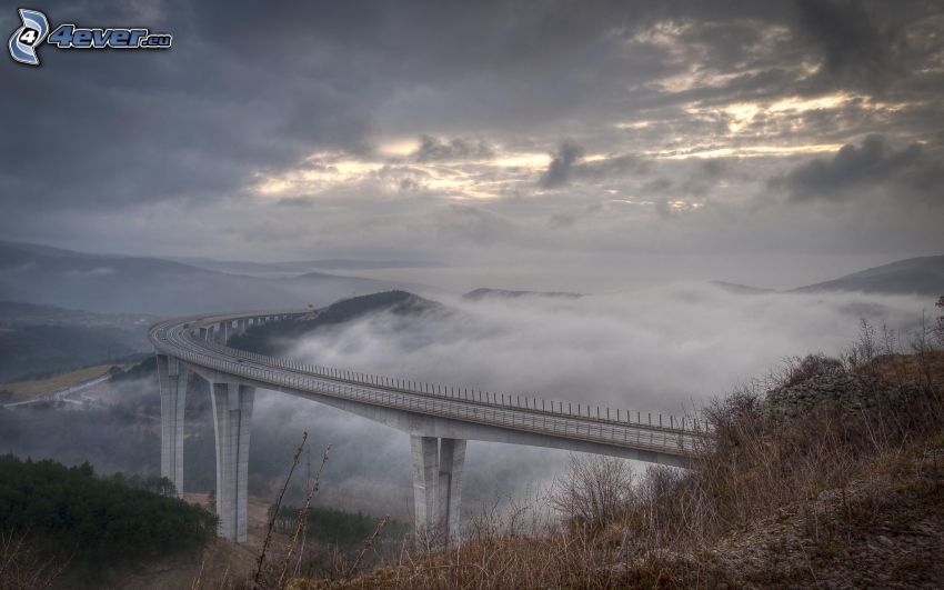 autópálya híd, földszinti köd, felhők