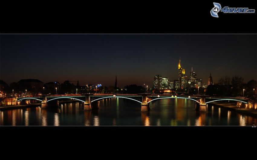 Frankfurt, kivilágított híd, éjszakai város, felhőkarcolók, panoráma