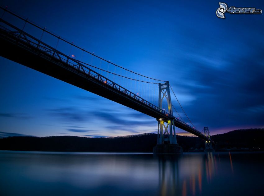 Mid-Hudson Bridge, este, napnyugta után, kék ég