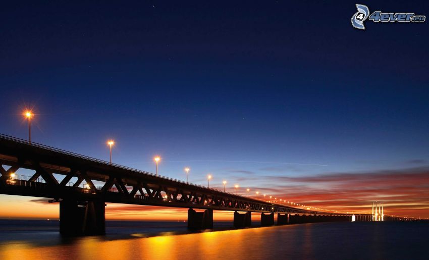 Øresund Bridge, napnyugta után, esti égbolt, kivilágított híd