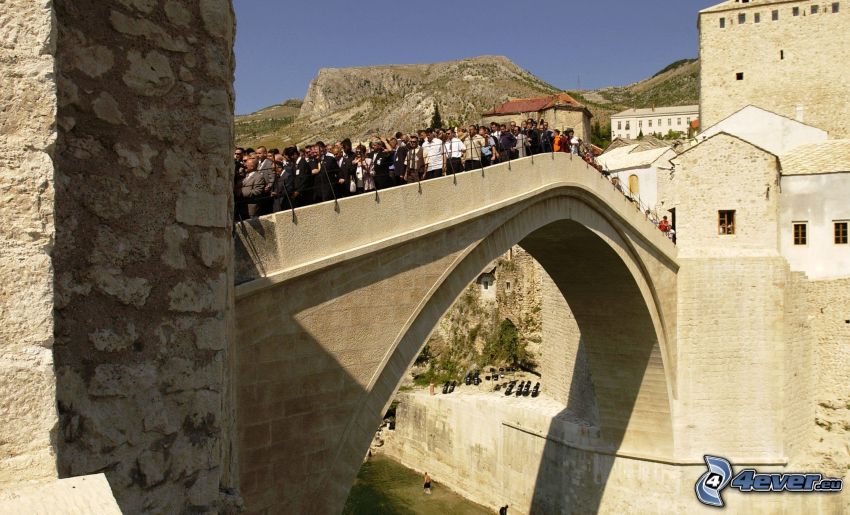 Stari Most, turisták, Neretva, Mostar