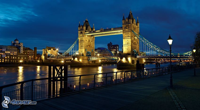 Tower Bridge, éjszaka, kivilágított híd