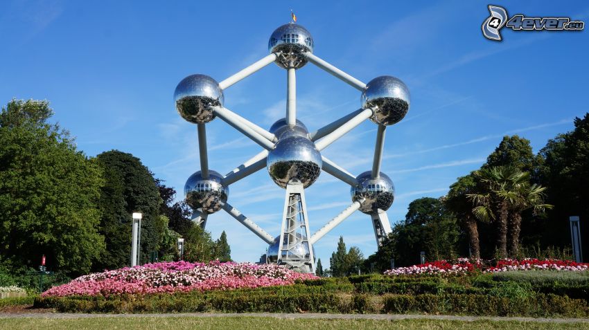 Atomium, Brüsszel, fák, virágok