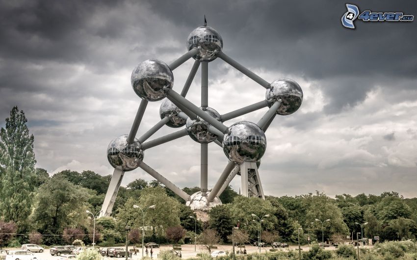 Atomium, Brüsszel, sötét felhők, fák