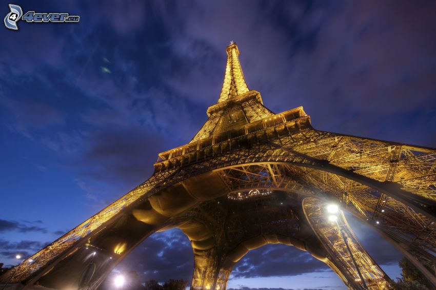 kivilágított Eiffel-torony