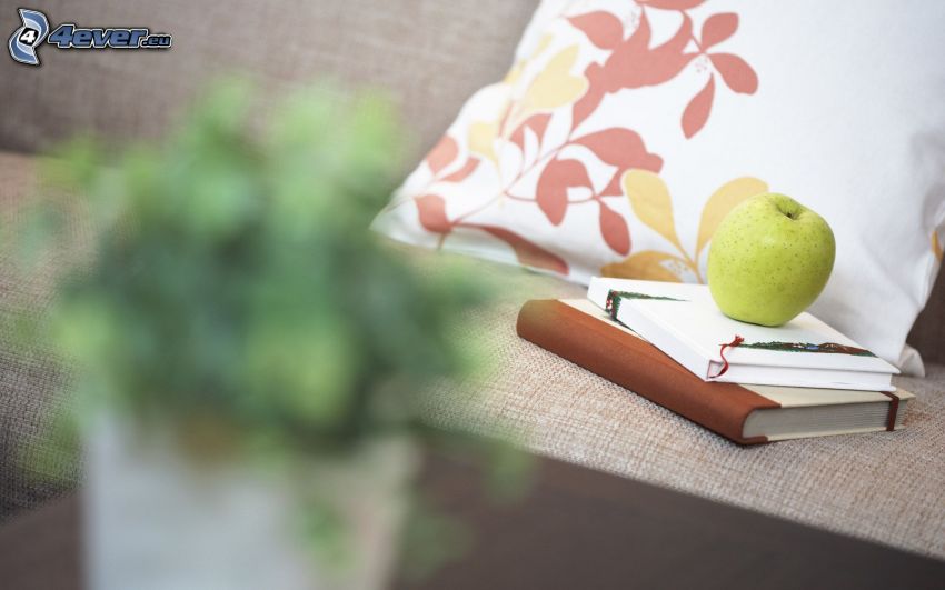 könyvek, zöld alma, kanapé, párna