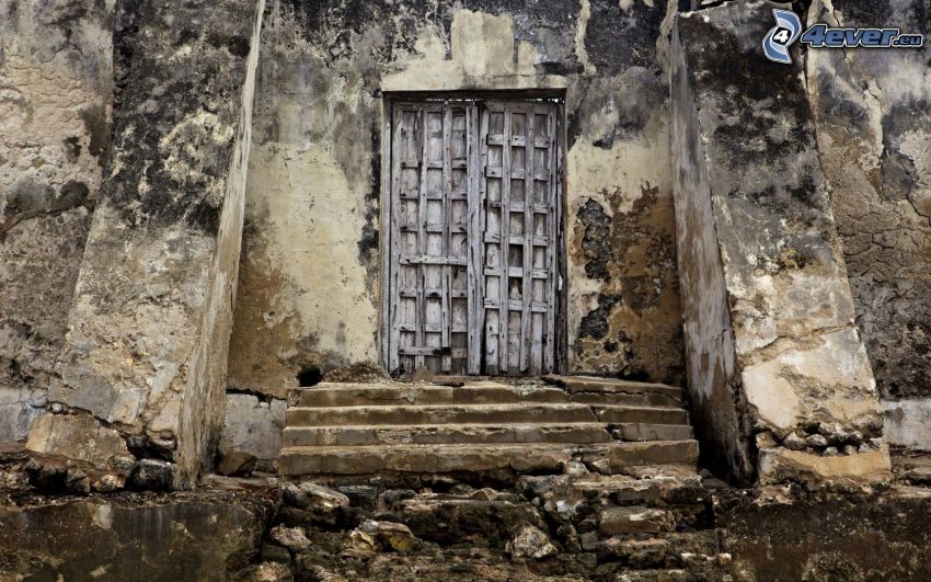 régi ajtó, régi fal, lépcső