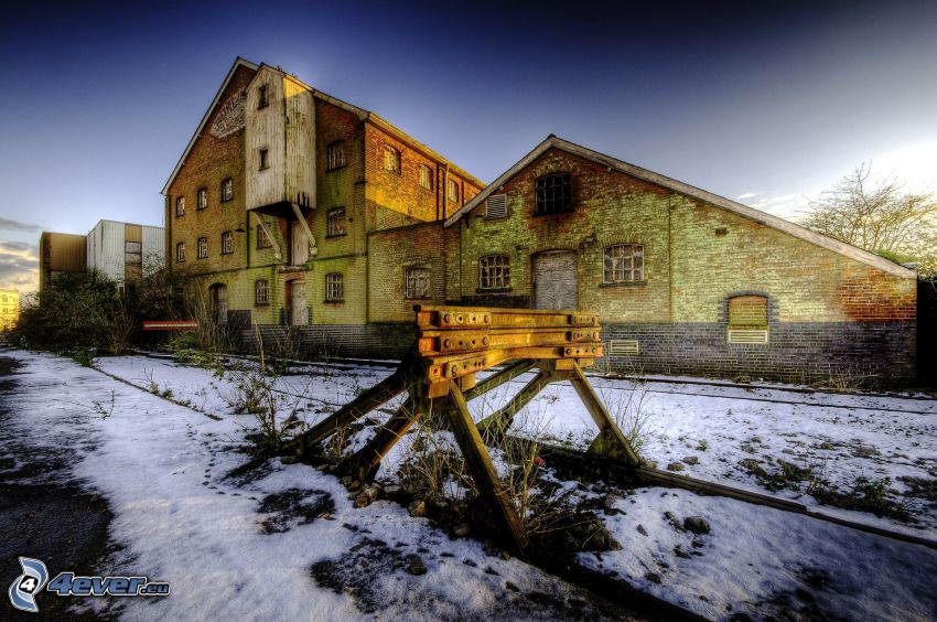 régi gyár, sínek, hó, HDR