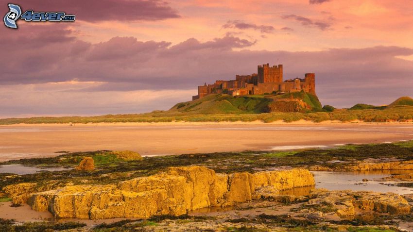 Bamburgh castle, homokos tengerpart, napnyugta után