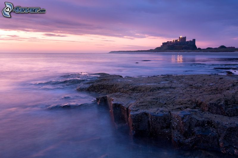 Bamburgh castle, lila égbolt, nyílt tenger