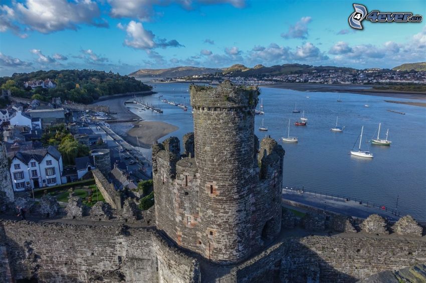Conwy Castle, torony, tenger, hajók, tengerpart