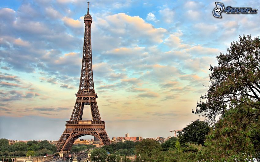 Eiffel-torony, Párizs, Franciaország, fák, felhők