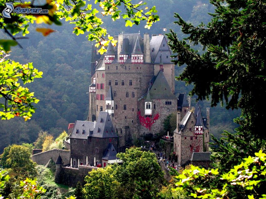 Eltz Castle, zöld levelek