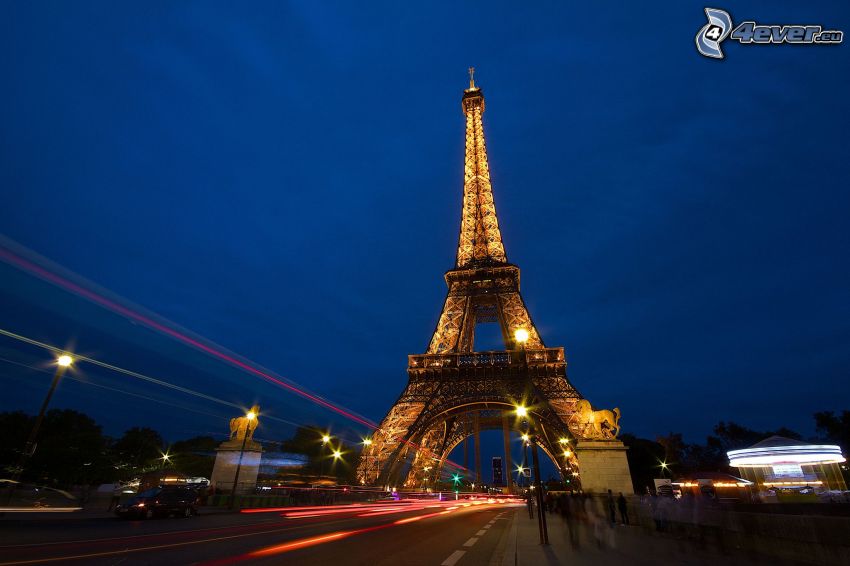 kivilágított Eiffel-torony, este