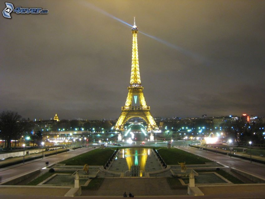 kivilágított Eiffel-torony, park
