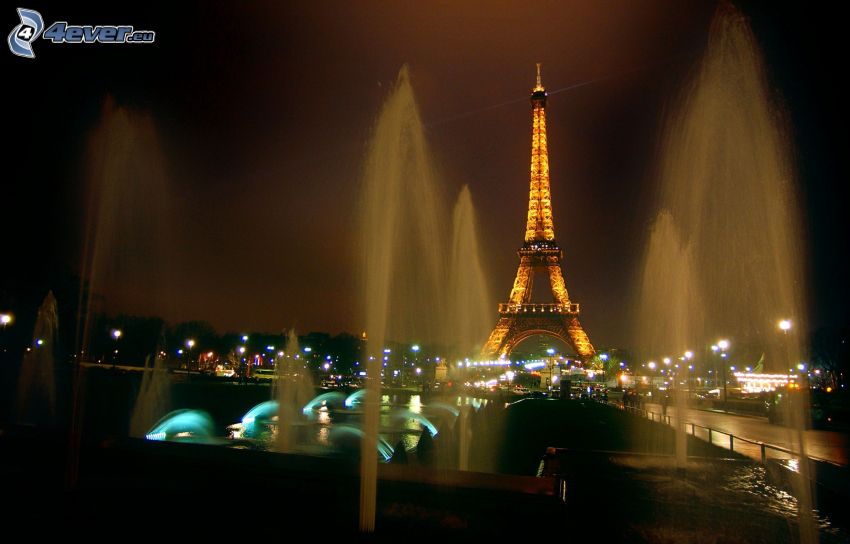 kivilágított Eiffel-torony, szökőkút, Párizs, Franciaország