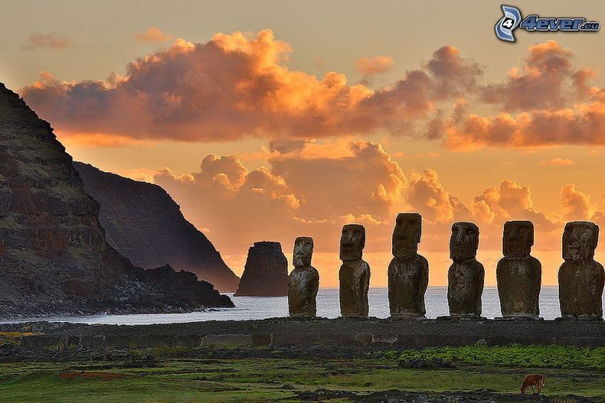 Moai szobrok, tengerparti zátonyok, narancssárga égbolt, tenger, húsvét-szigetek