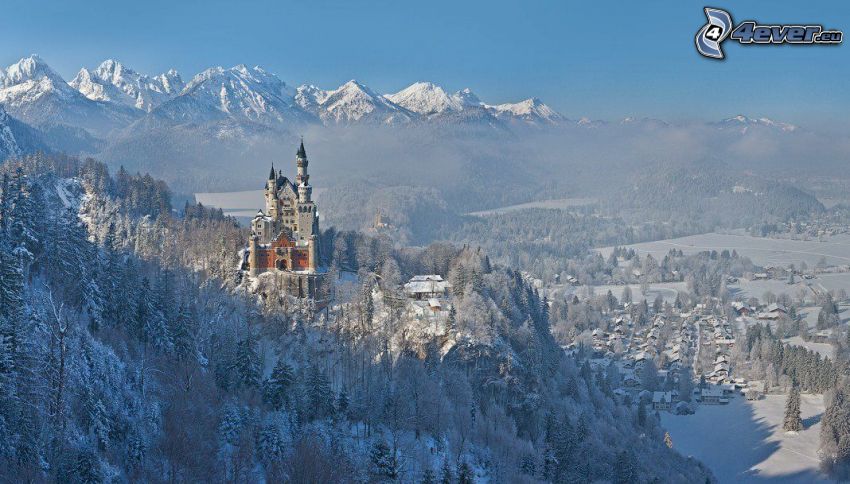 Neuschwanstein kastély, havas erdő, tél, havas falu
